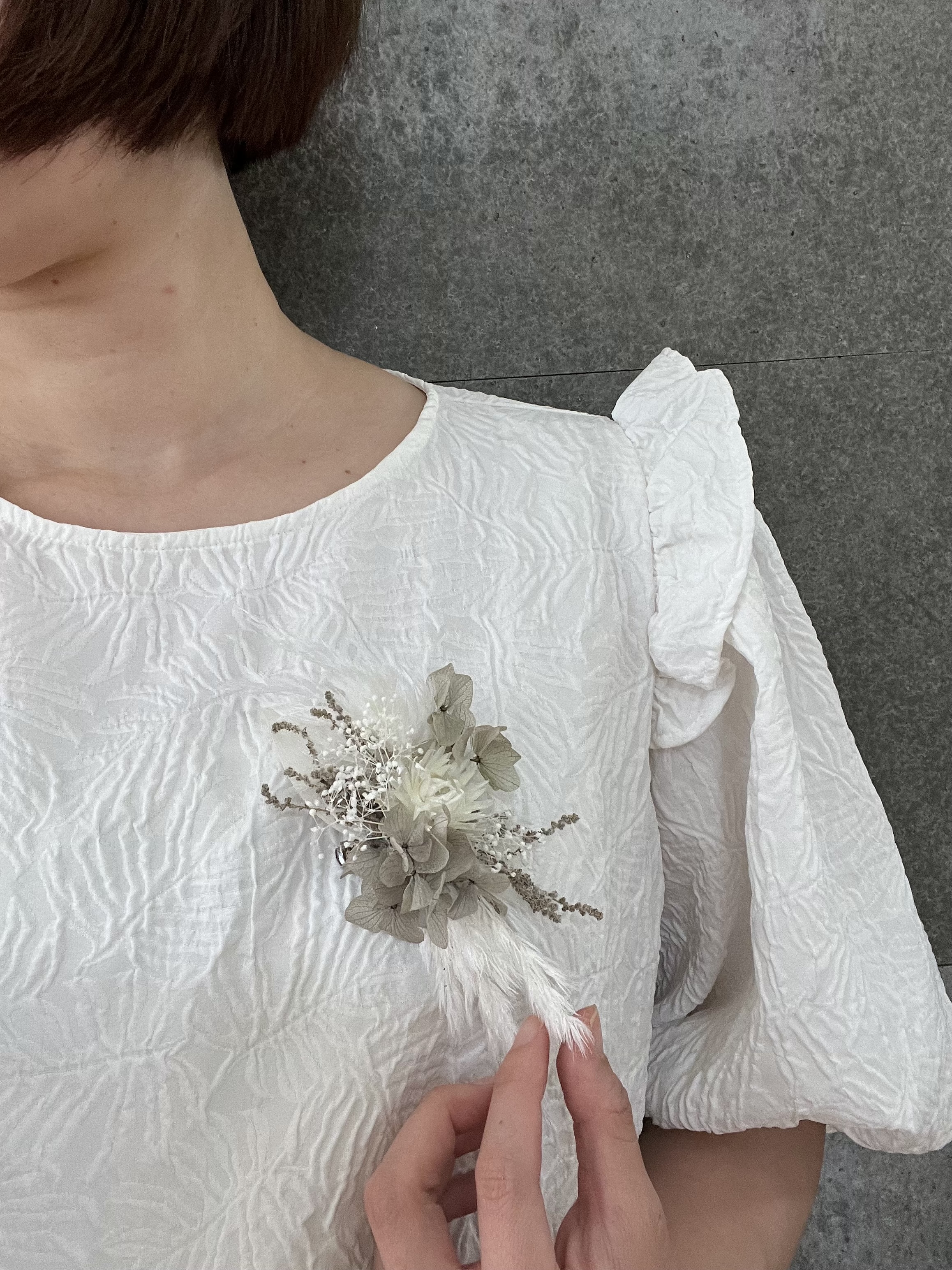 モダンなふわふわコサージュ